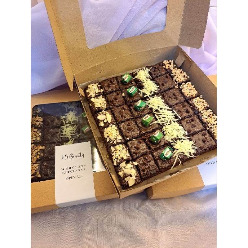 

Brownies Sekat 36 Pcs Kue Ultah Hampers Kado Wisuda