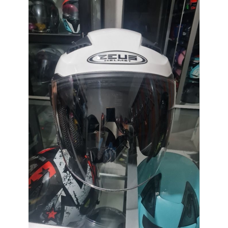 Helm Zeus 611 bekas pakai