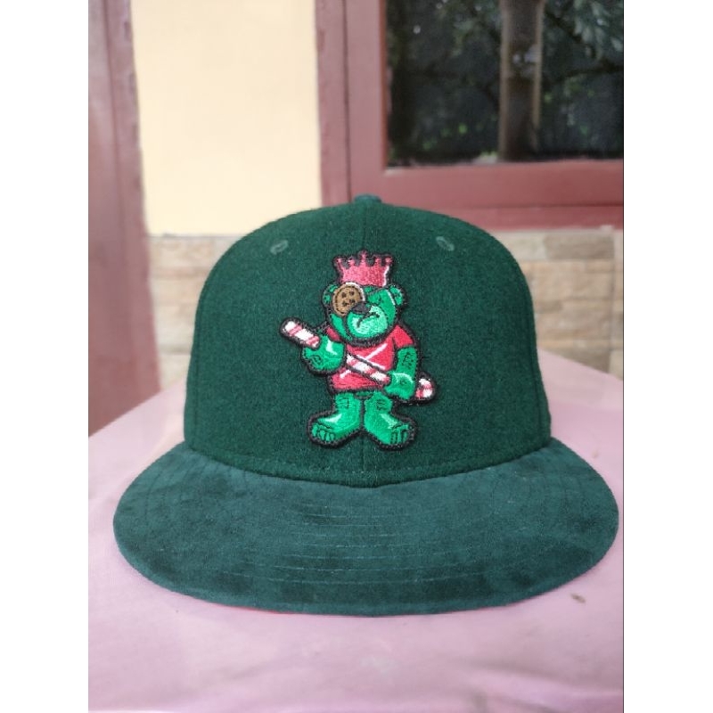 new era justfitted Berlin bear edisi crismas..