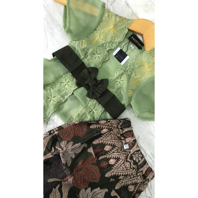 Sagee Green One Set Kebaya Anak Perempuan Bali Umur 1,2,3 Tahun
