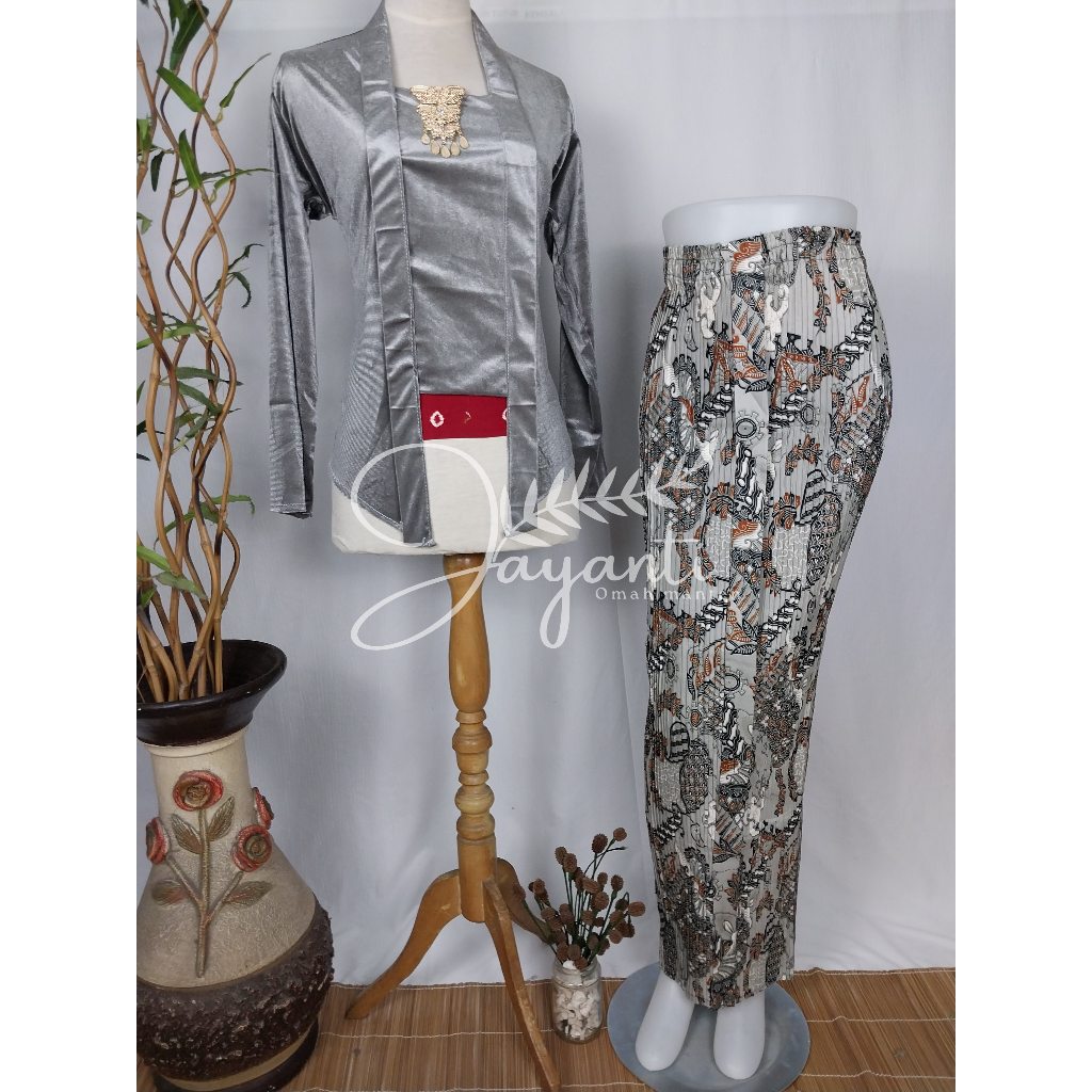 1 Set Kebaya Bludru Kutubaru Abu Silver + Rok Plisket Senada / SKB011