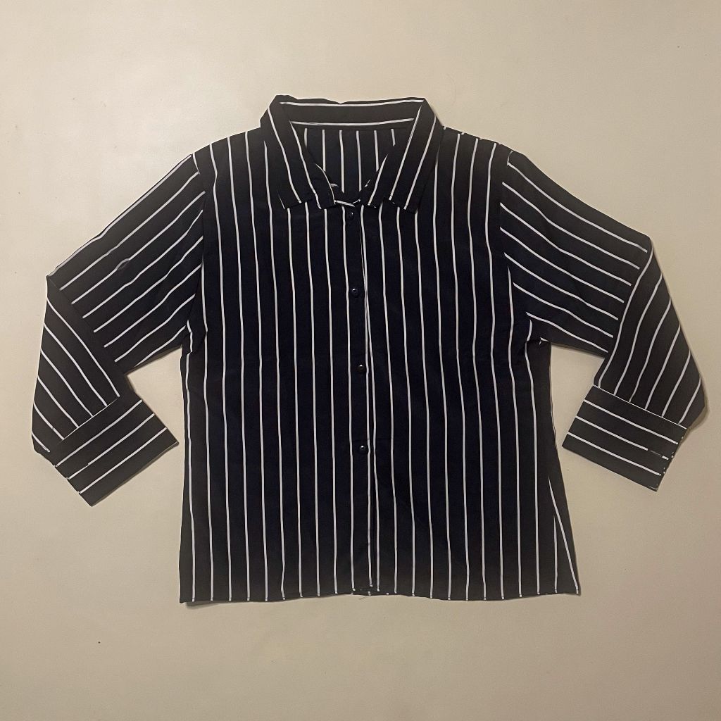 DEWASA A040 (NO BRAND, PRELOVED) Baju Kemeja Hitam Garis Putih Tangan Panjang Kerah Kancing Depan De