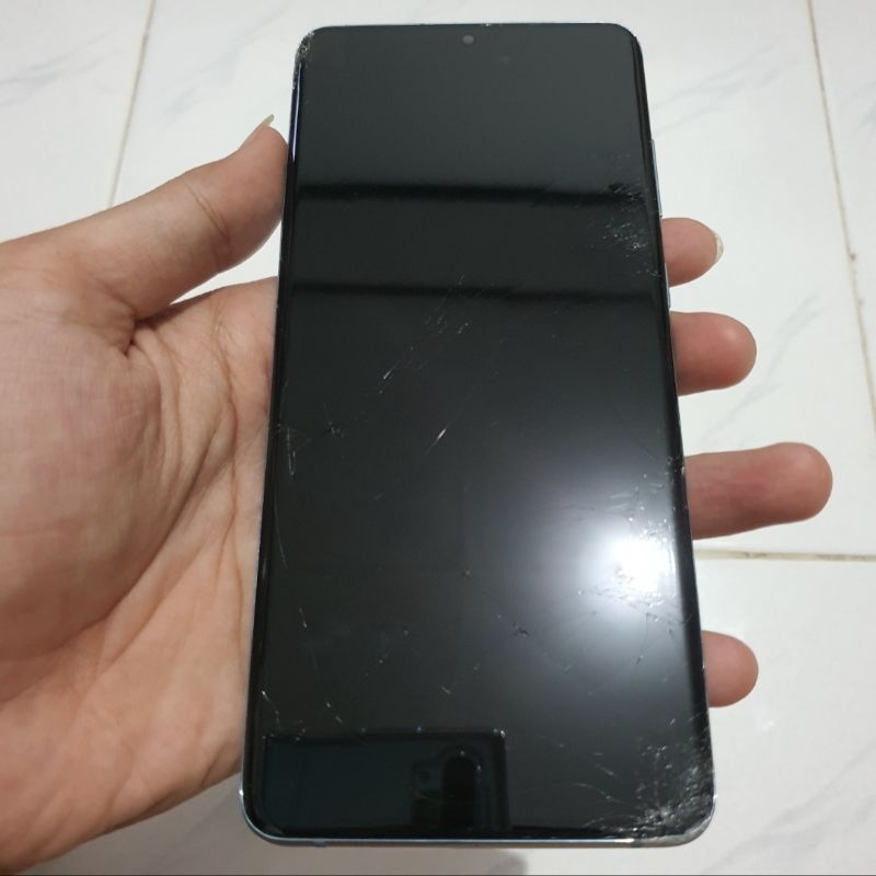 LCD dan TouchScreen Samsung S20 Plus Retak Gambling