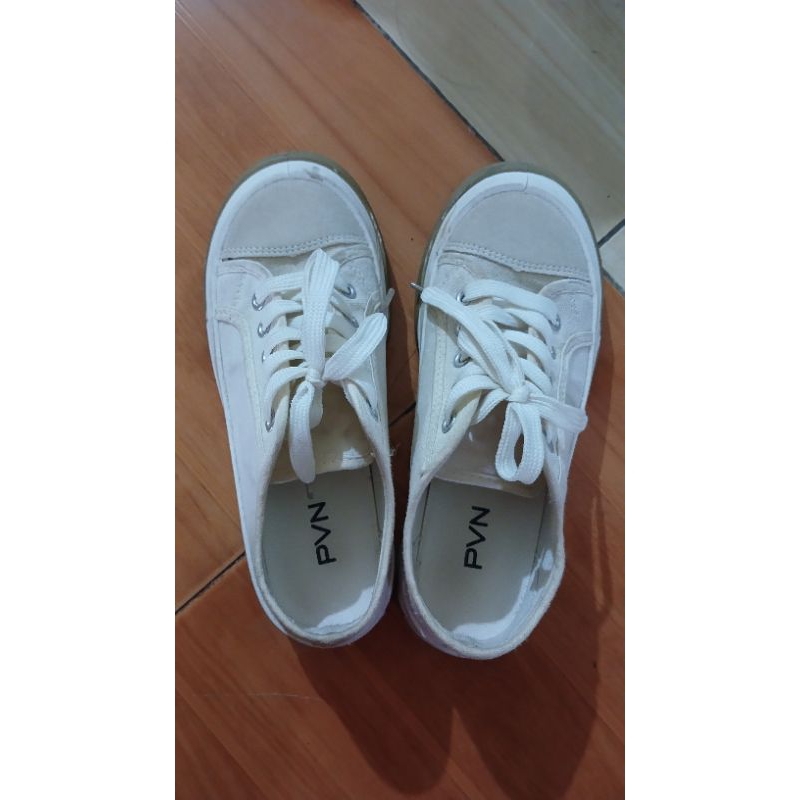 Preloved PVN Taeyong Sepatu Sneakers - Cream 39
