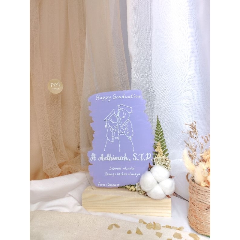 Kado Akrilik Wisuda Nikahan Custom | Acrylic Stand O | Ukuran 14,6x21 cm