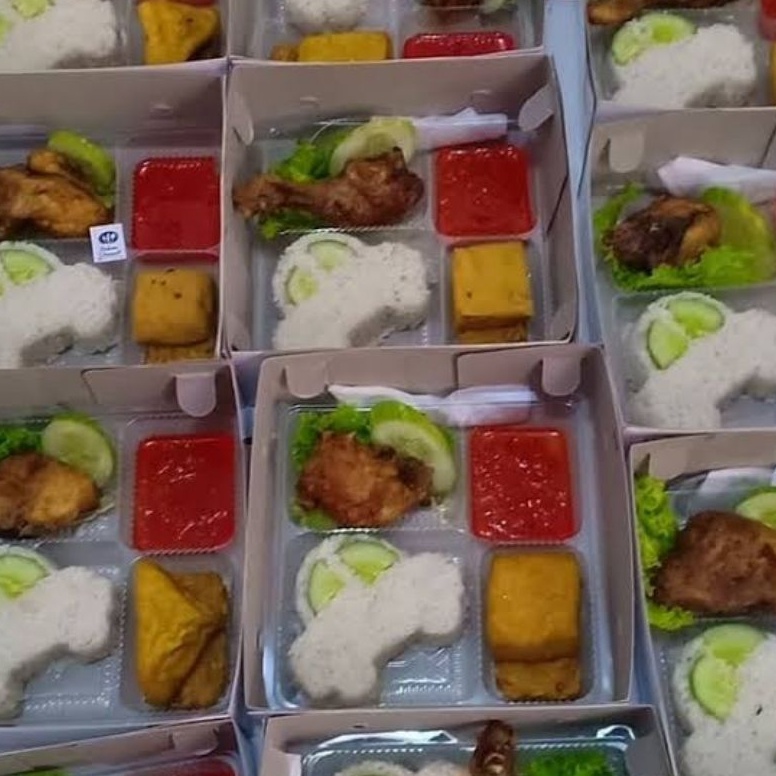 

PAKET LENGKAP Nasi Box Ayam Goreng Termurah