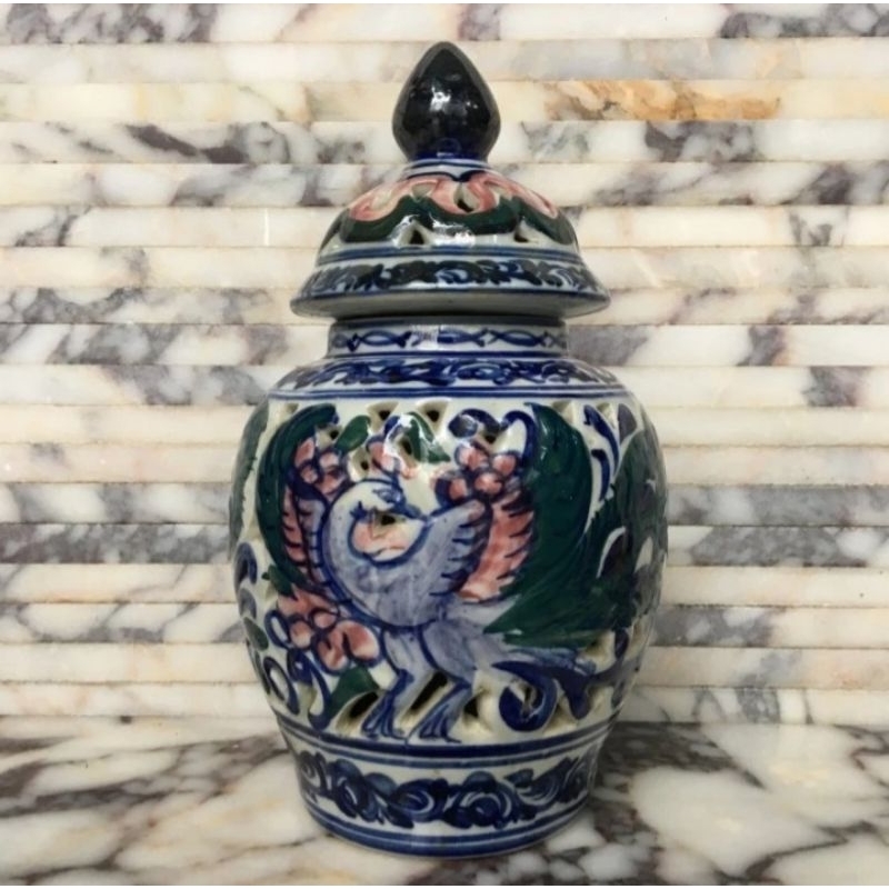 Guci porselen kerawangan motif burung merak type B