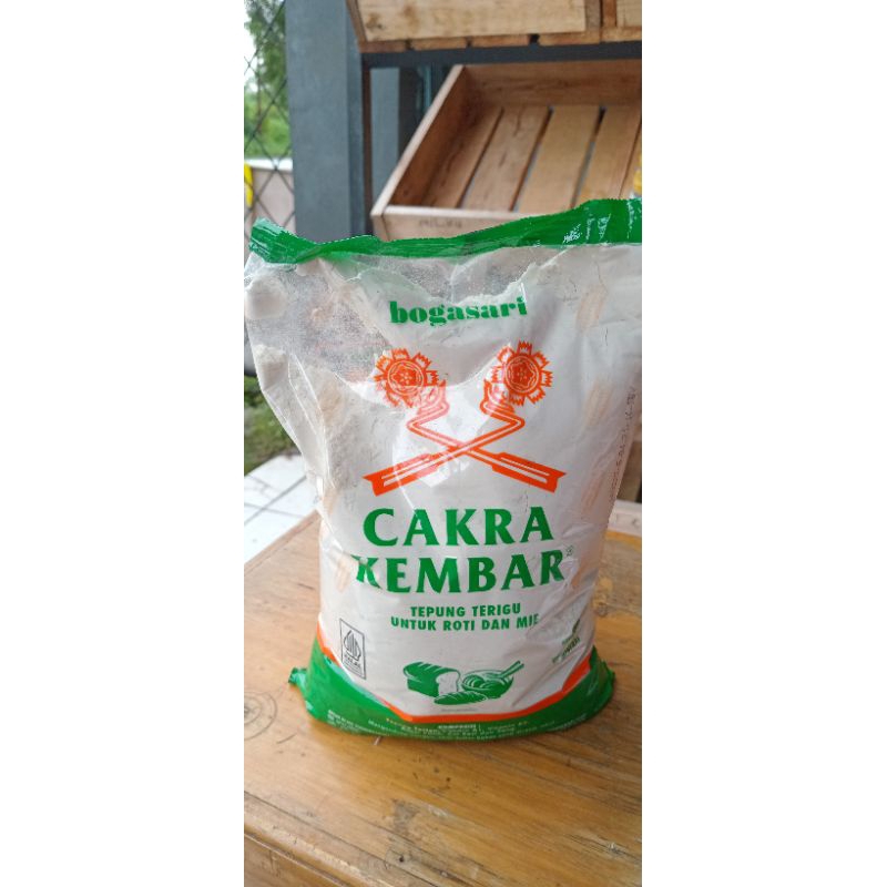 

Tepung Terigu Cakra Kembar Bogasari 1 kg