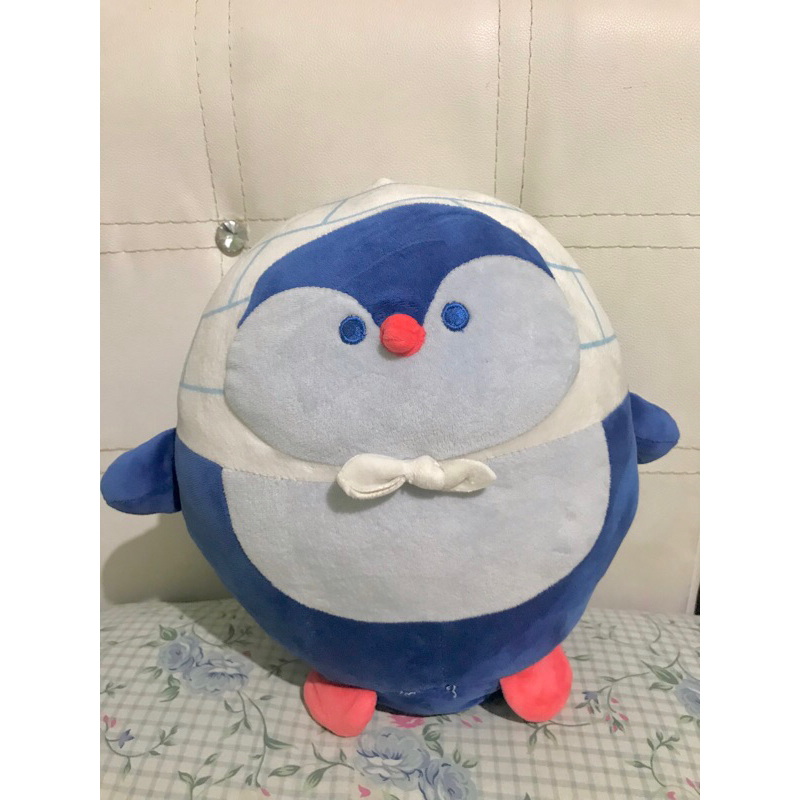 boneka pinguin miniso