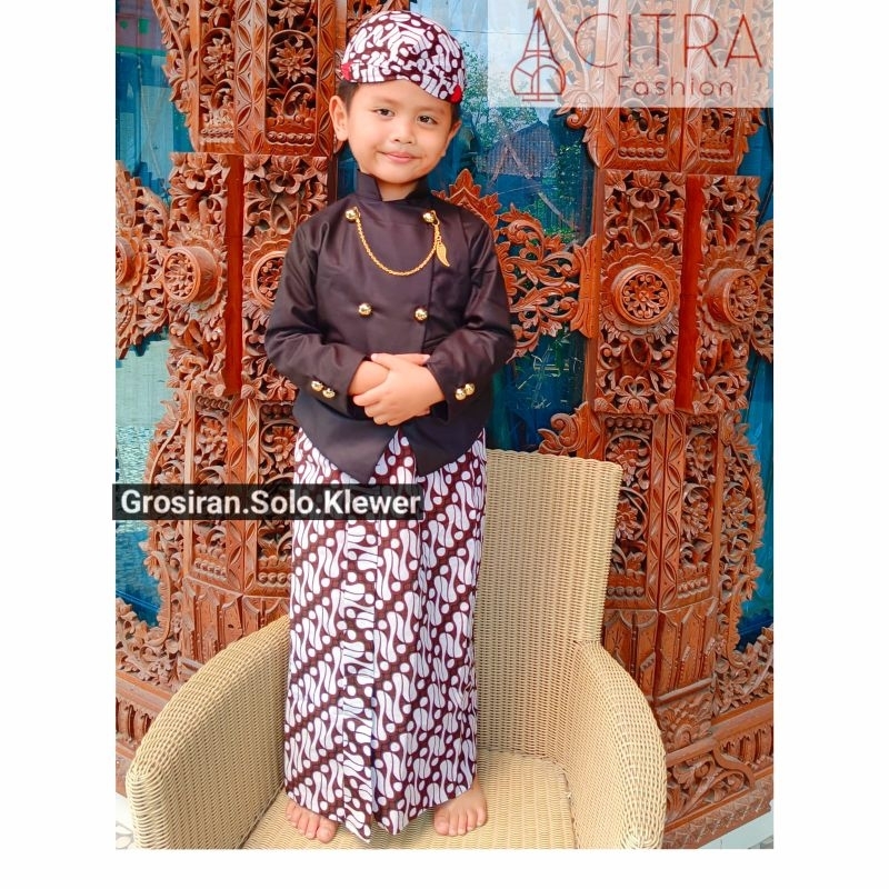 DI JAMIN REALPICT BAJU BESKAP WARNA HITAM BAWAHAN ROK BATIK PUTIH
