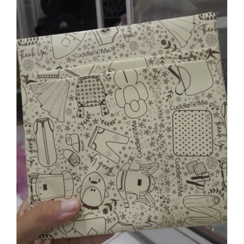 

Paket Kertas Kado CuddleMe + Kartu Ucapan + Pita