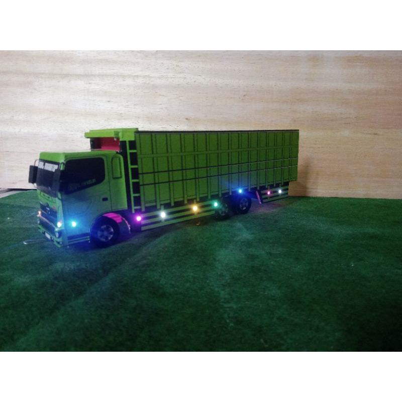 miniatur truk tronton Hino full lampu