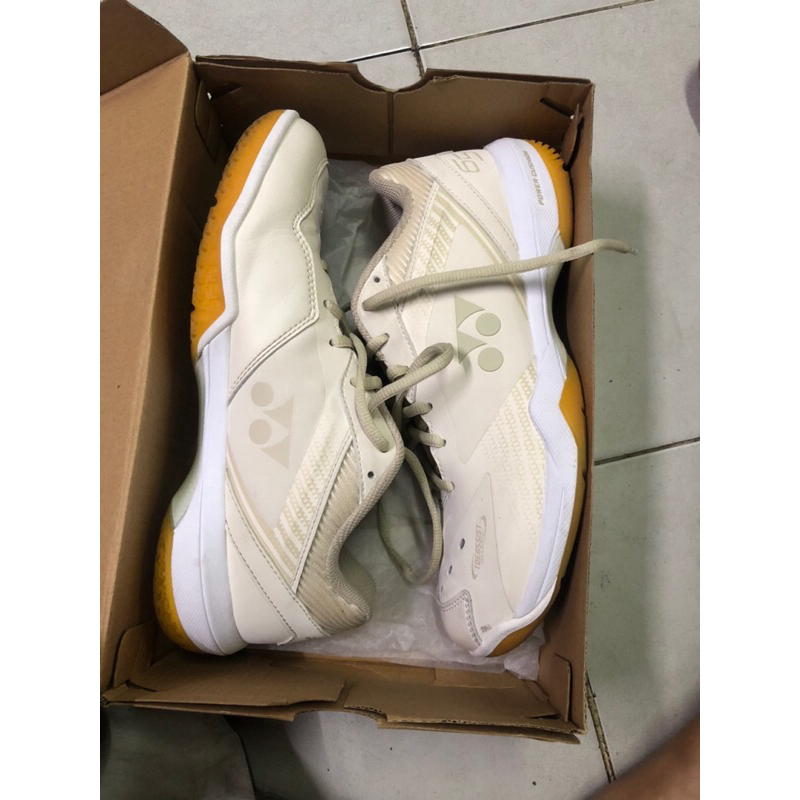 YONEX POWER CUSHION c-90