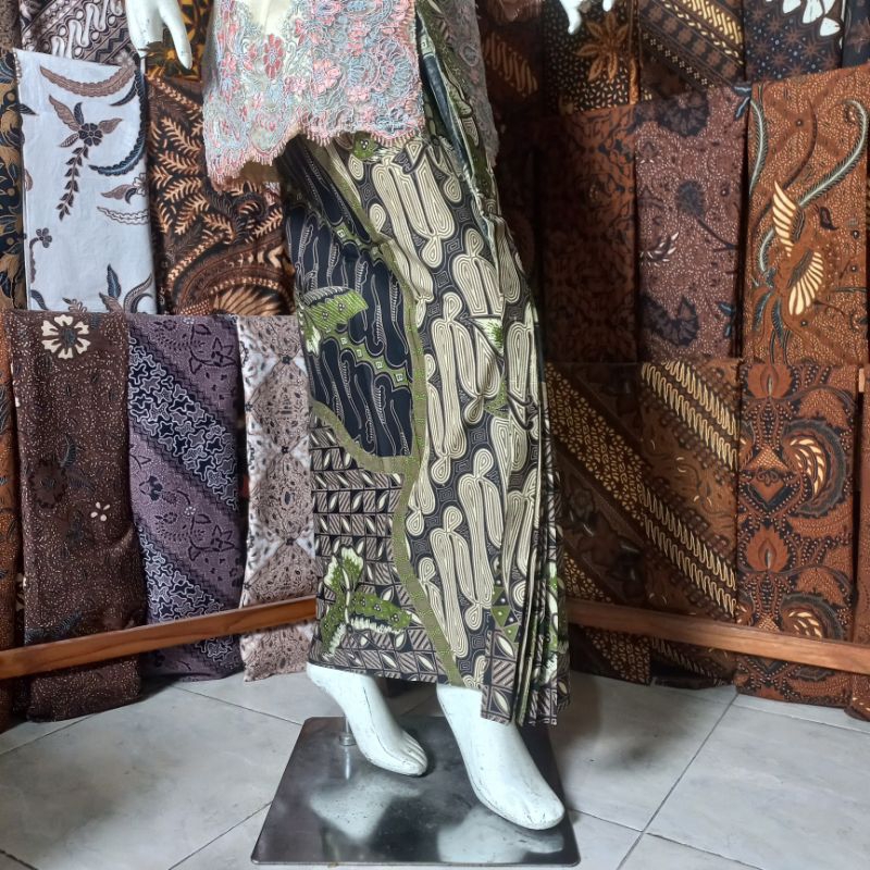 Kain Batik atau Rok Wiru Hijau Krem Bawahan Kebaya Dan Beskap Pesta Pernikahan