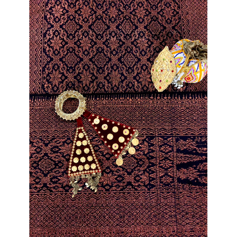 Songket palembang ini dengan motif lepus warna hitam