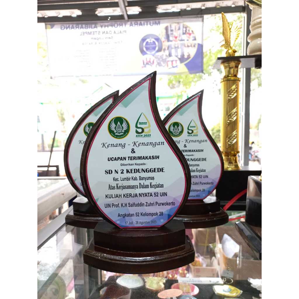 Plakat Kayu Vandel Kayu Kenang kenangan Wisuda Cinderamata