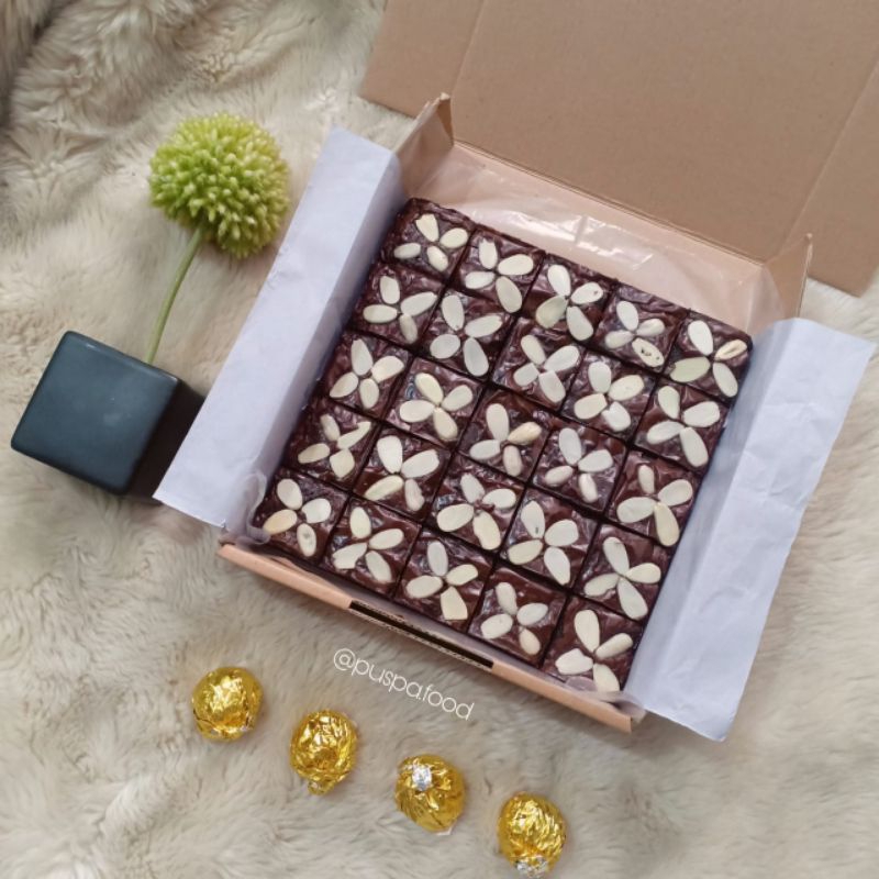 

Fudgy Brownies (brownies panggang) full 1 topping ukuran 20x20 Puspa Food