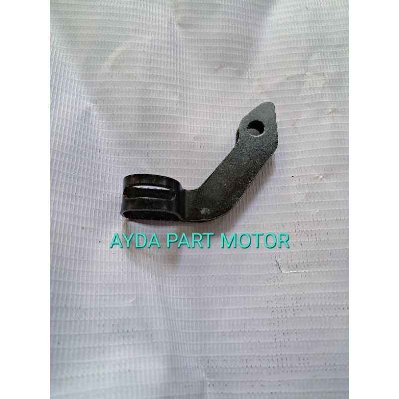plat/klem/breket atas dudukan atas selang rem depan honda beat karbu fi esp street genio vario scoop