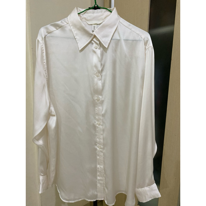 Preloved H&M Kemeja Satin size M