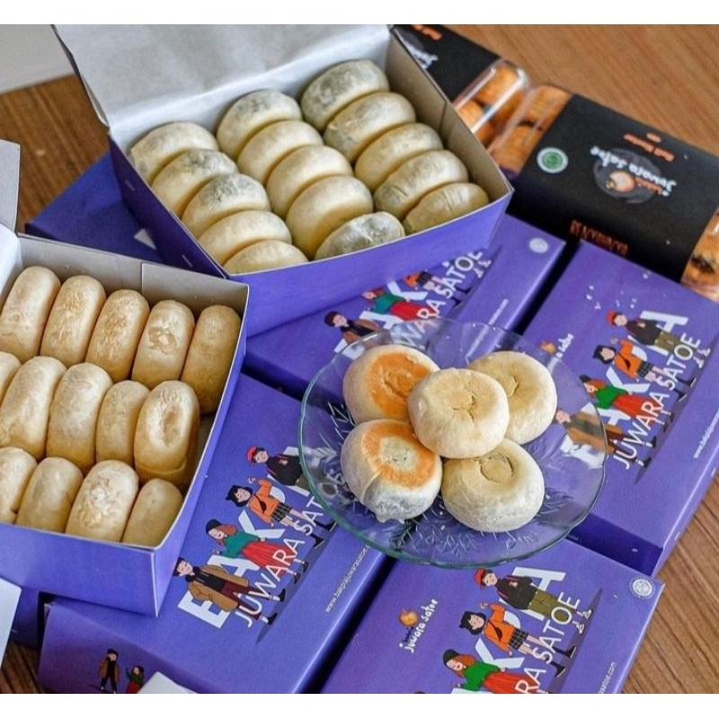 

BAKPIA JUWARAA SATOE ( Isi 15 ) Bakpia Basah Kacang Hijau Original - Oleh Oleh Khas Jogja