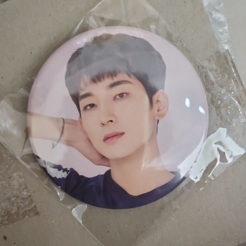 pin button wonwoo seventeen cafe