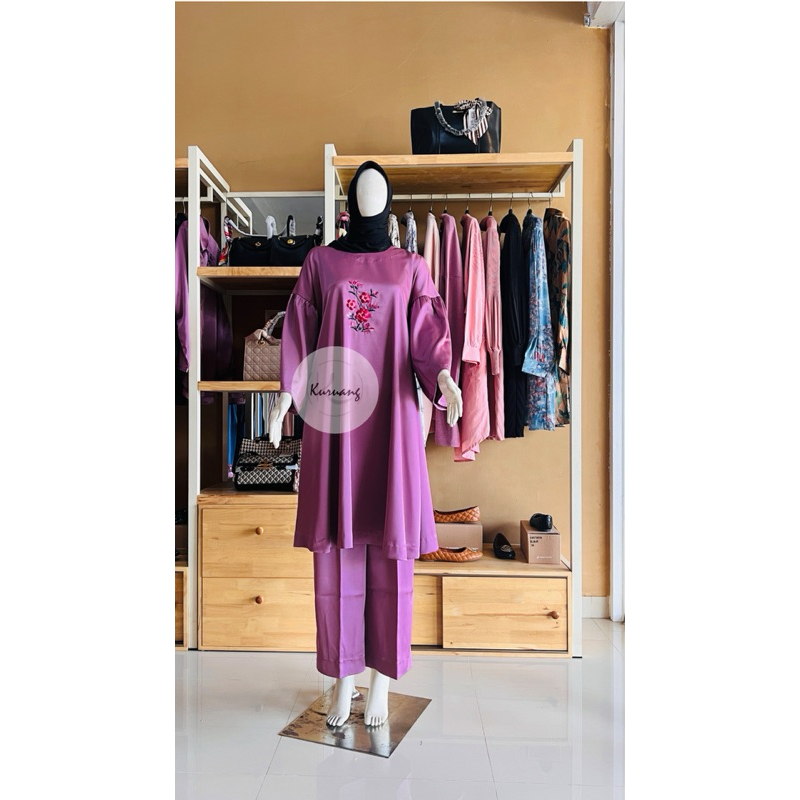 Lilac Attire - Set Tunik bahan Silk Mix Motif Sulam Bunga