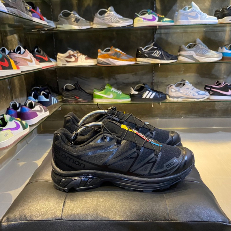 Salomon Xt Black size 42 & New balance 990v2 Size 42