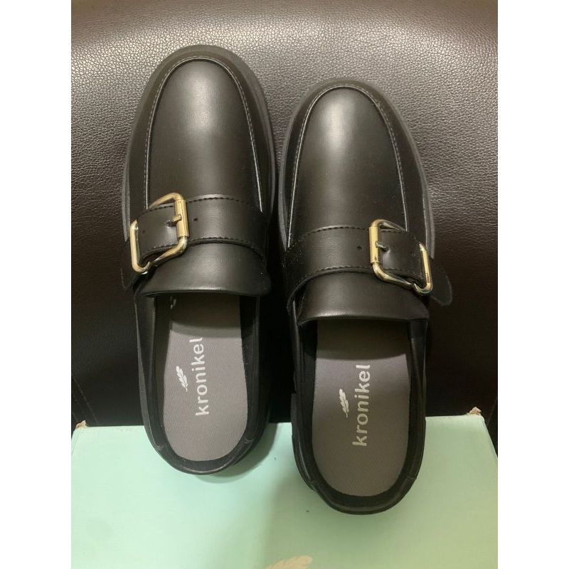 Sepatu Hitam Kronikel Hak