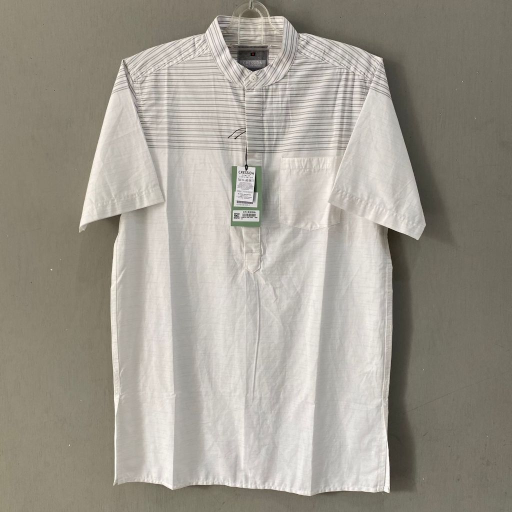 KEMEJA SEMI KOKO PRIA CRESSIDA REGULAR FIT WARNA PUTIH MOTIF GARIS QB106X LENGAN PENDEK