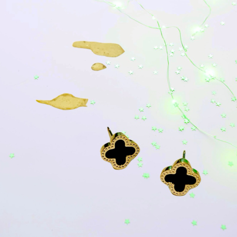Anting clover kecil wanita titanium anti karat