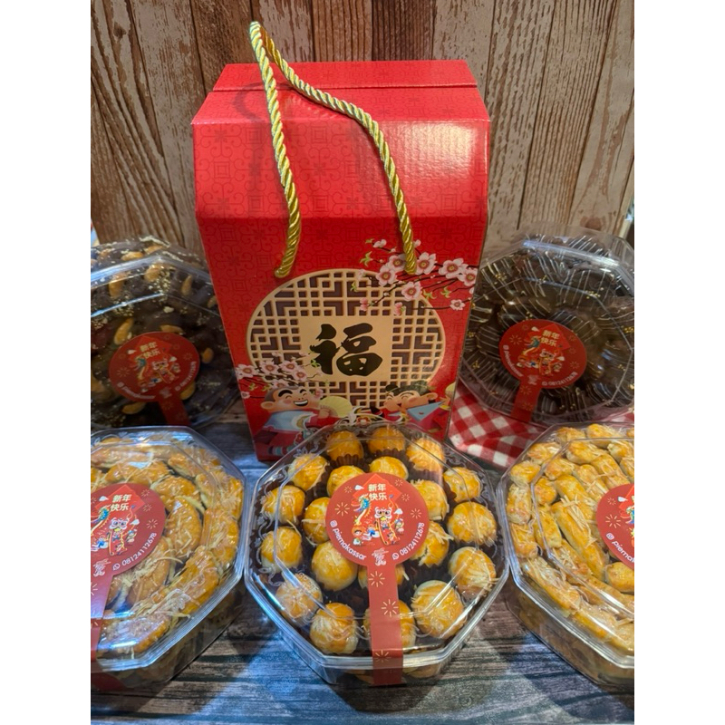 

Paket Hampers Imlek Cookies Premium isi 3 toples masing2 500gr Mister Pie Makassar CNY 2024