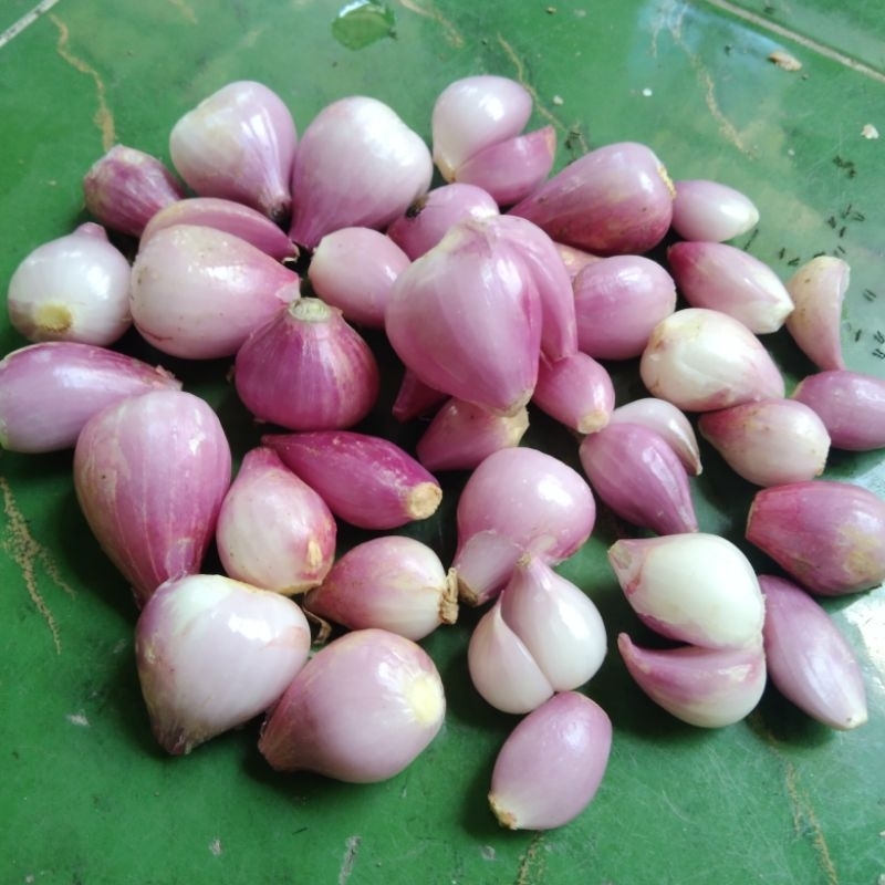 

1 kg bawang merah lokal tanggung kupas.