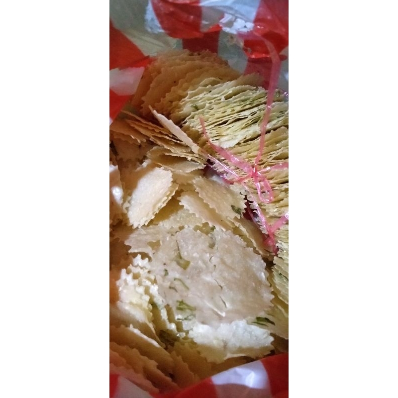 

KERUPUK UBI siap di goreng