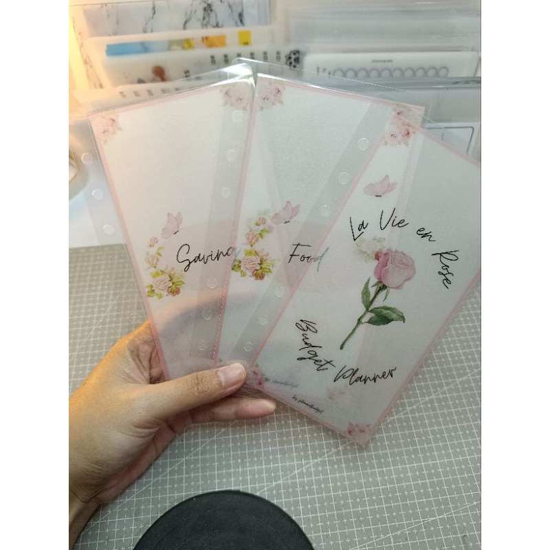 

Amplop Kategori La Vie en Rose size A6 untuk budgeting | Vellum Laminasi