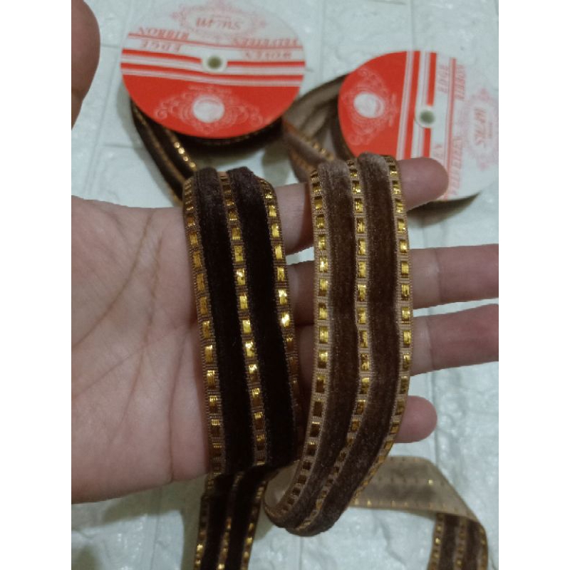 Renda meteran beludru list emas