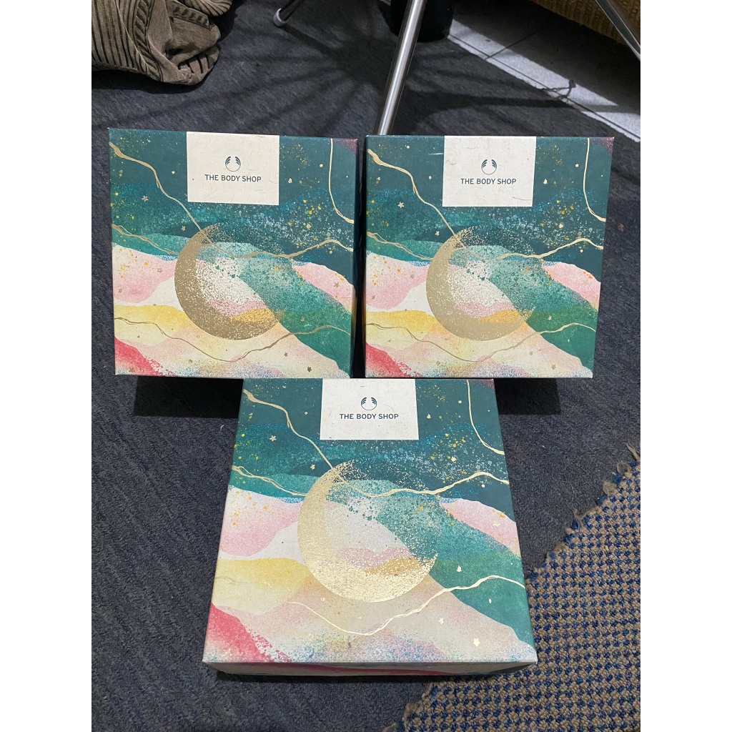 

The Body Shop Box Gift Ramadhan Ukuran 20 x 20 cm