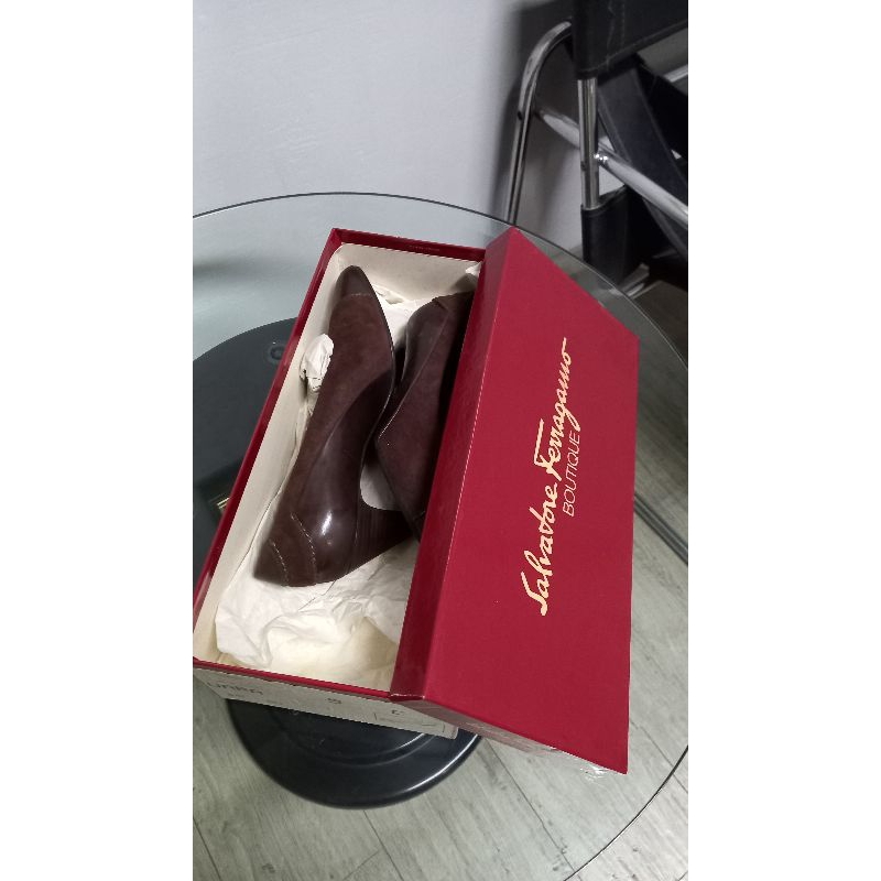 Sepatu wanita bekas berkualitas Salvatore Ferragamo size 34 1/2