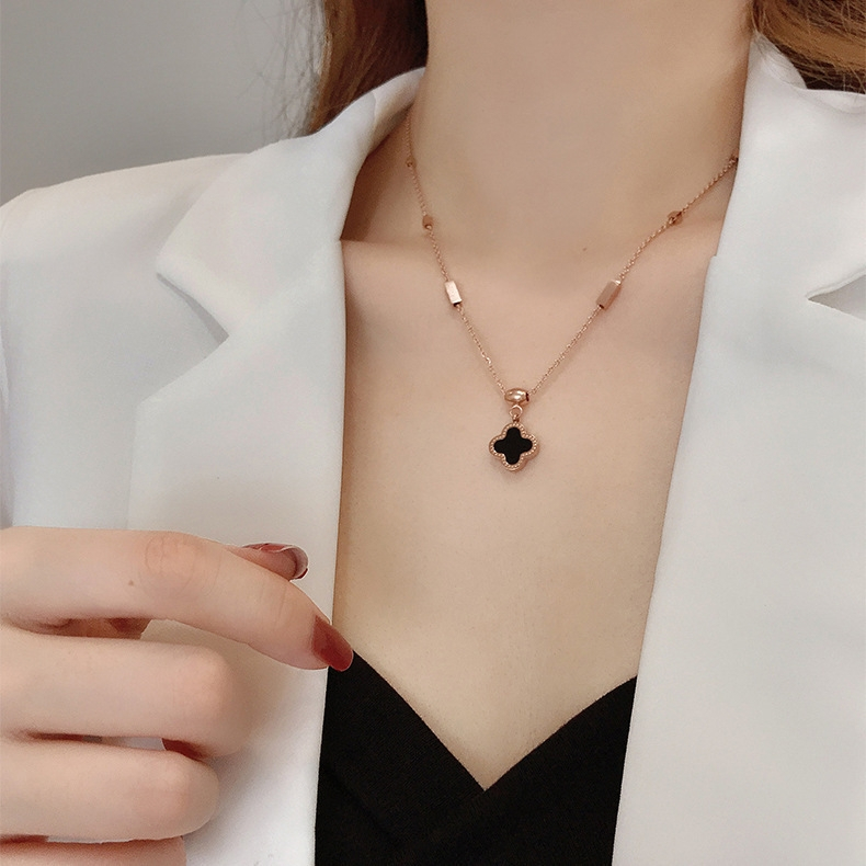 Kalung Wanita Titanium Anti Karat Liontin Hitam dan Putih / Kalung Titanium Gold Anti Karat Wanita /
