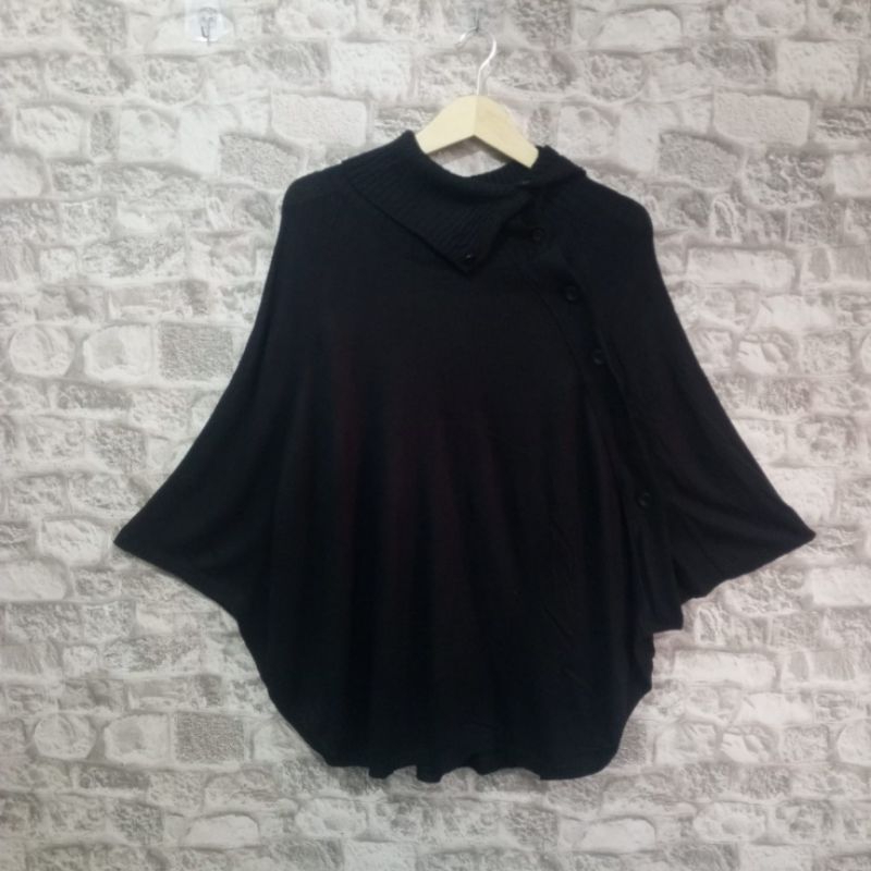 poncho kancing rajut hitam