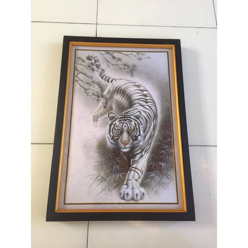 Hiasan Dinding plus Bingkai uk;35ck x 53cm Lukisan cetak macan putih garang