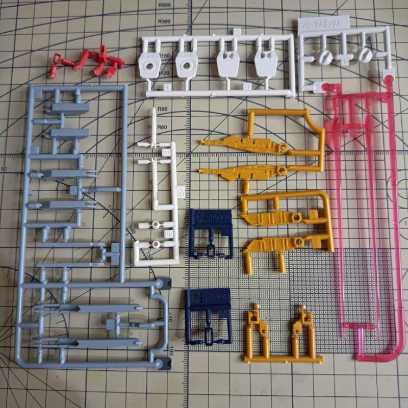 BANDAI RG 1/144 REAL GRADE GUNPLA STRIKE FREEDOM GUNDAM PART PARTS WEAPON RAILGUN & BEAM SABER UNIT 