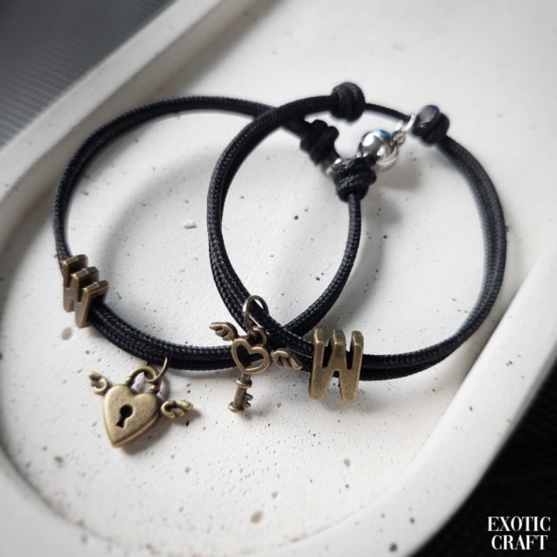 Gelang couple inisial huruf magnet tali paracord gelang pria wanita gelang gembok kunci