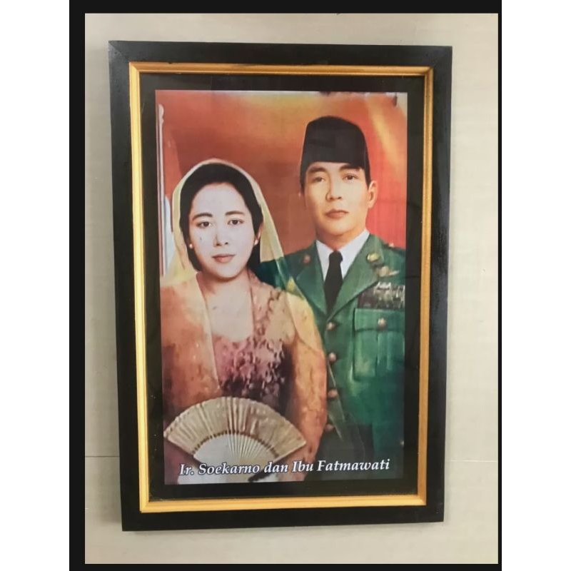 Hiasan dinding cetak poster Ir Soekarno dan ibu Fatmawati plus bingkai UK 35x52cm