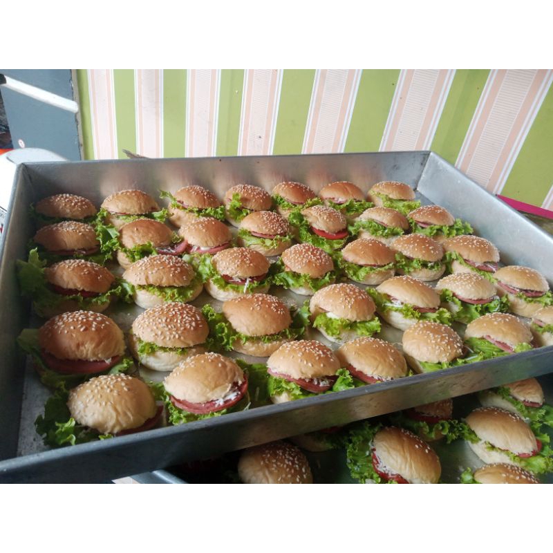 

roti burger premium 7cm fresh isi 12pcs enak dan super lembut dus 27*18 ( beef, saus, keju, mayonaise, daun selada)