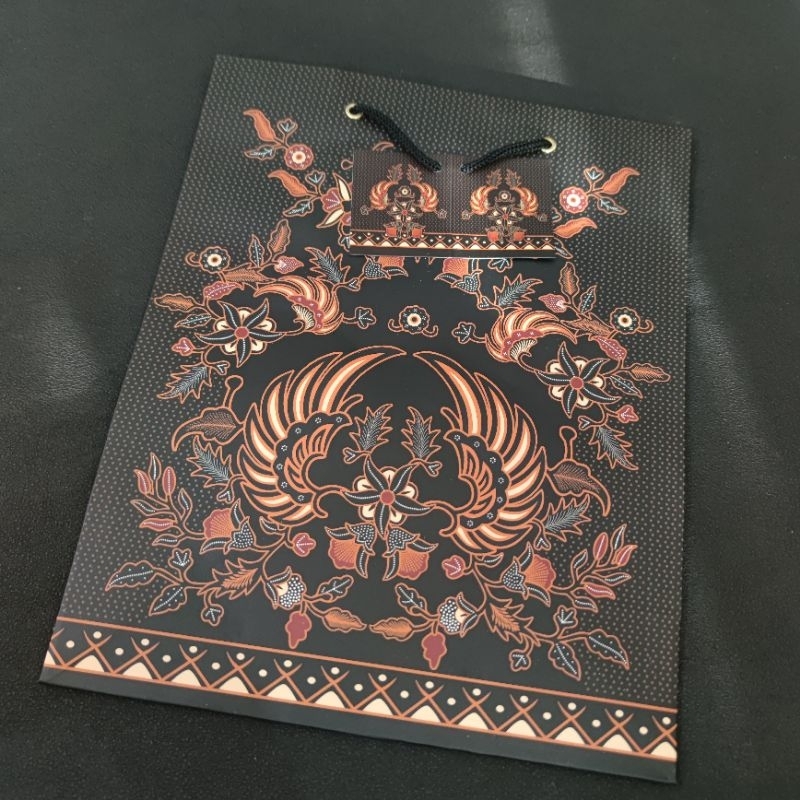 

Paperbag batik KIKI 330x265x135mm paper bag isi 10