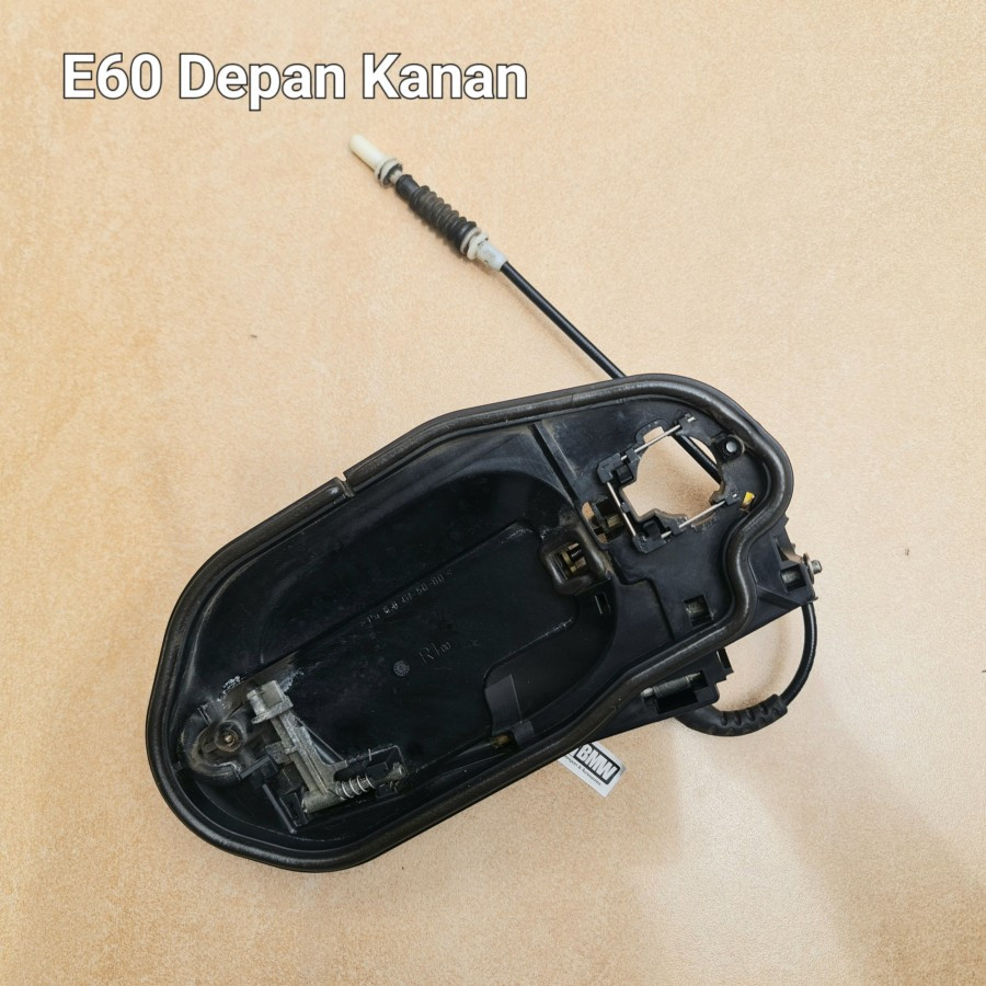 carrier cylinder kunci pintu BMW E60 RH DEPAN KANAN thn 05-09