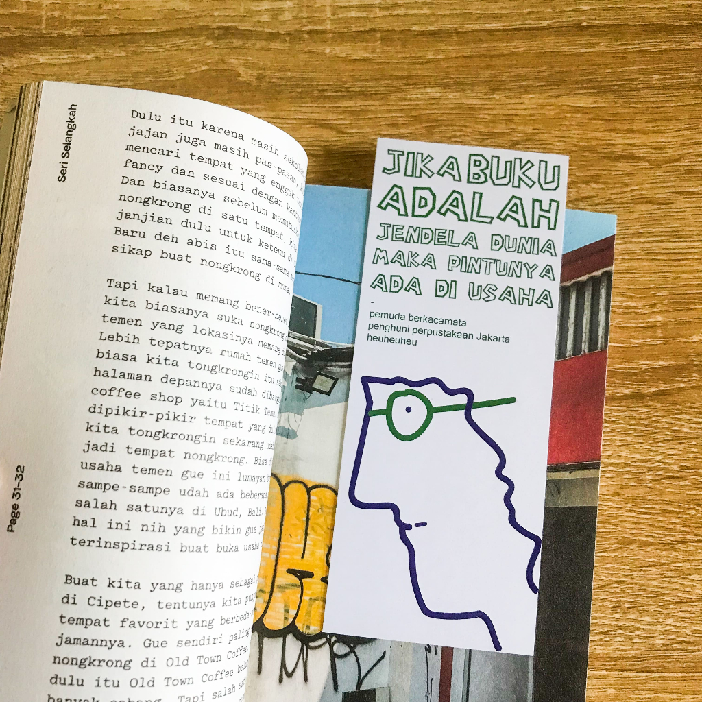

Pemuda Berkacamata Penghuni Perpustakaan Jakarta - Bookmark