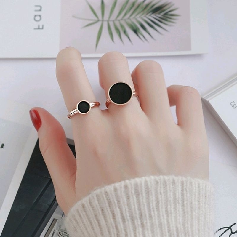 Cincin Titanium Premium Berlapis Emas Model Bulat Hitam - Cincin Wanita Emas Bulat Permata Hitam