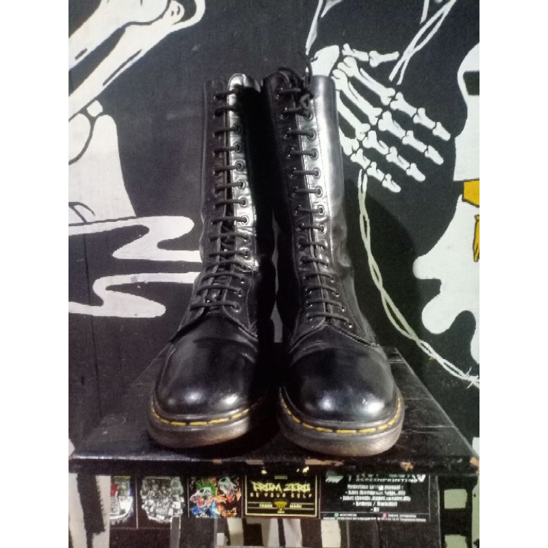 dr. martens 1914 // dr. martens 14 hole