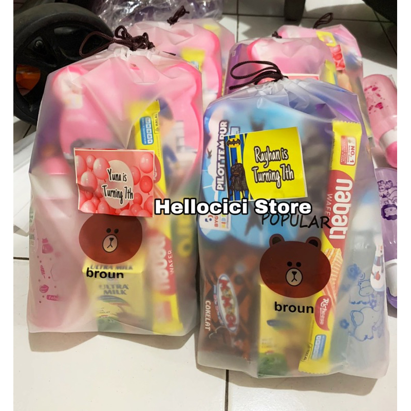 

HAMPERS POUCH BINGKISAN SNACK + LUNCH BOX DAN BOTOL MINUM KEMASAN ULTAH